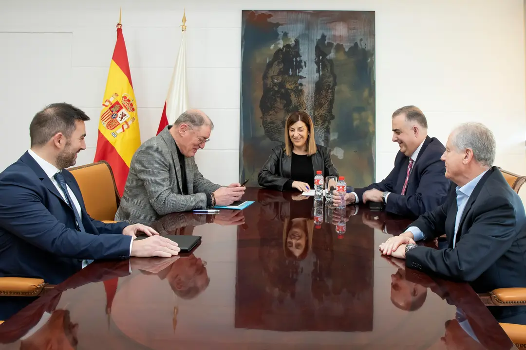 La presidenta de Cantabria, Mar&iacute;a Jos&eacute; S&aacute;enz de Buruaga, recibe al nuevo director del Solvay. / A.E.