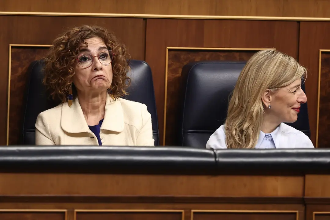 (I-D) La vicepresidenta primera y ministra de Hacienda, Mar&iacute;a Jes&uacute;s Montero, y la vicepresidenta segunda y ministra de Trabajo y Econom&iacute;a Social, Yolanda D&iacute;az, durante un pleno. / Eduardo Parra / EP
