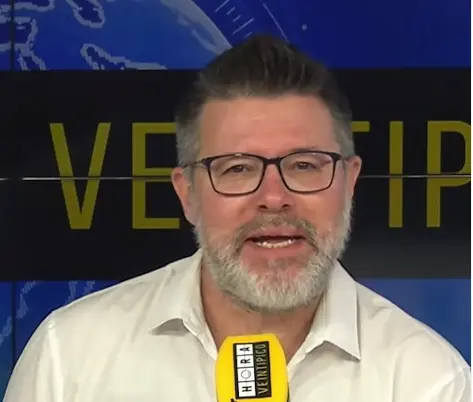 El humorista Quequ&eacute; durante un programa de radio. / RRSS