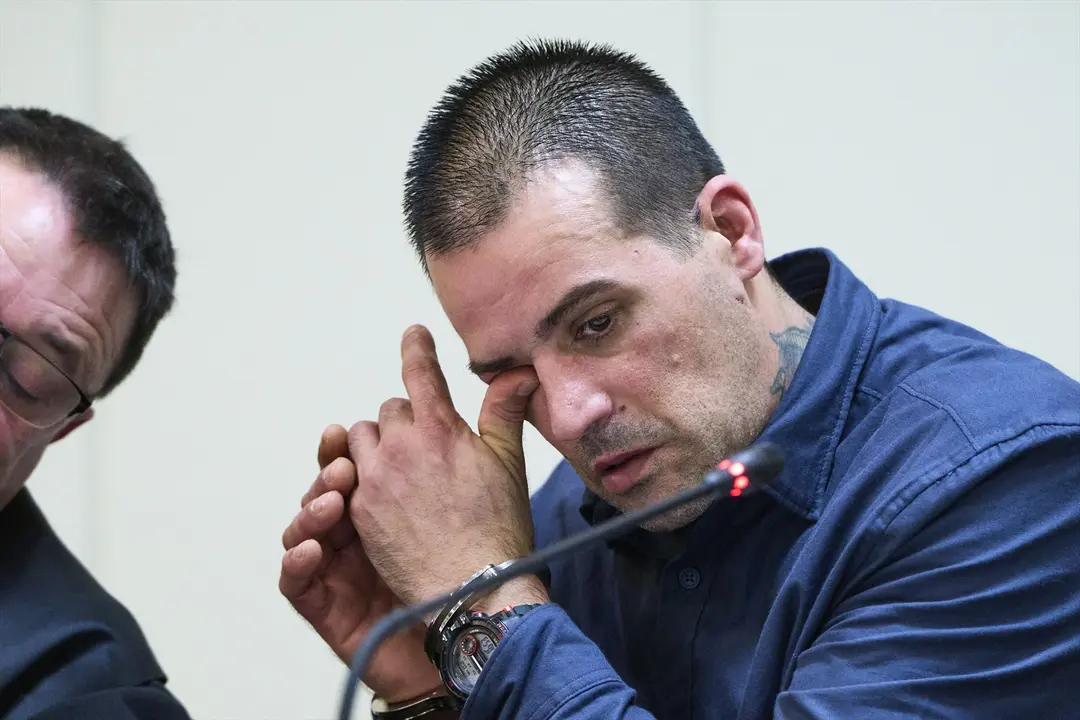 El acusado durante el juicio por matar a su pareja y beb&eacute; en Lia&ntilde;o. / C&eacute;sar Ortiz