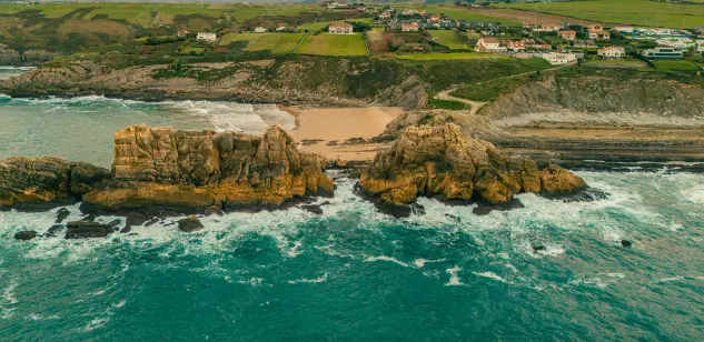 Vista a&eacute;rea de la costa de Cantabria. / A.S.