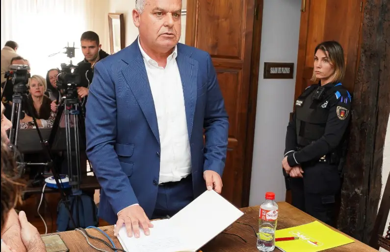 V&iacute;ctor Reinoso consuma la infamia del pacto PSOE-PRC en Cabez&oacute;n de la Sal. / X
