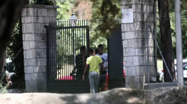Un joven pasa por la puerta del centro de primera acogida de menores extranjeros no acompa&ntilde;ados situado en Casa de Campo. / Eduardo Parra