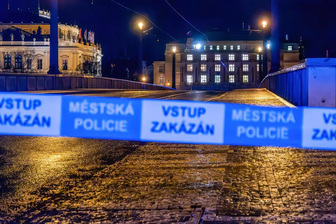 La Polic&iacute;a de Rep&uacute;blica Checa acordona los alrededores una de las calle en el centro de Praga, tras un tiroteo. / EP / Tomas Tkacik / Archivo