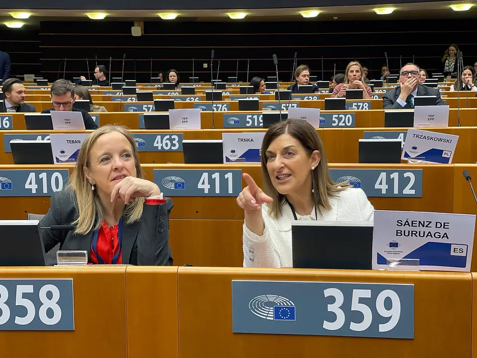 La presidenta de Cantabria, Mar&iacute;a Jos&eacute; S&aacute;enz de Buruaga, junto a Isabel Urrutia en el Pleno del Comit&eacute; Europeo de las Regiones. / A.E.