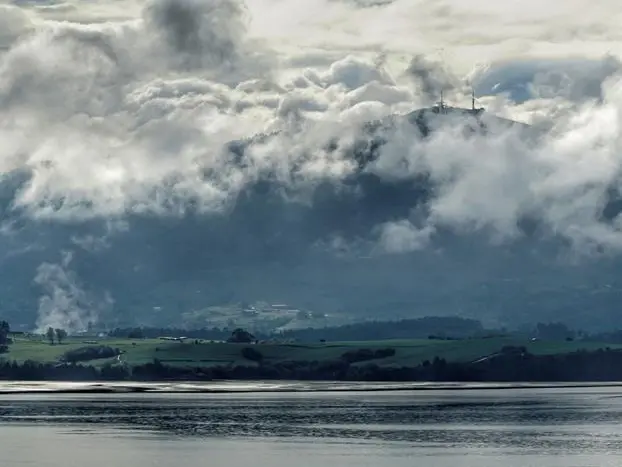 Nubes sobre la bah&iacute;a de Santander en una jornada en aviso amarillo en Cantabria. EFE/Rom&aacute;n Aguilera