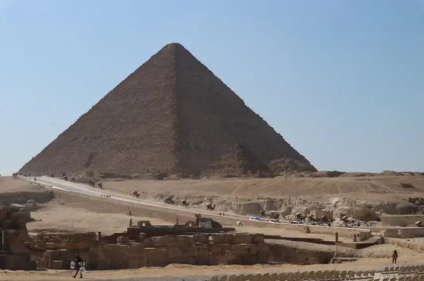 La Gran Pir&aacute;mide de Guiza, la &uacute;ltima de las Siete Maravillas del Mundo Antiguo a&uacute;n en pie, sigue dominando el horizonte egipcio. Construida hace m&aacute;s de 4.500 a&ntilde;os como tumba para el fara&oacute;n Keops, su estructura desafiaba el tiempo y sigue guardando secretos sobre la ingenier&iacute;a y las creencias del Antiguo Egipto.