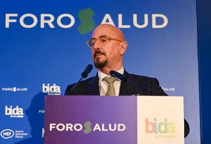 El consejero de Salud de Cantabria, C&eacute;sar Pascual, interviene en el Foro Salud, organizado por el Nuevo Foro Econom&iacute;a y Bida Farma, donde abord&oacute; los retos y estrategias para fortalecer el sistema sanitario regional.