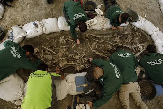 (Foto de ARCHIVO)
Trabajadores durante la excavaci&oacute;n de la fosa com&uacute;n. A 04 de mayo de 2023, en V&iacute;znar, Granada (Andaluc&iacute;a, Espa&ntilde;a). Inicio de la tercera campa&ntilde;a de exhumaciones de v&iacute;ctimas del franquismo en el barranco de V&iacute;znar. El equipo interdisciplinar liderado por la Universidad de Granada (UGR) lleva a cabo una nueva fase de excavaci&oacute;n y exhumaci&oacute;n de fosas comunes en el barranco de V&iacute;znar para localizar al mayor n&uacute;mero posible de v&iacute;ctimas del franquismo asesinadas entre julio y diciembre de 1936 en este entorno, despu&eacute;s de que en la pasada campa&ntilde;a se lograran recuperar los restos de 49 represaliados, de las cuales 20 han sido identificadas como mujeres.
.

&Aacute;lex C&aacute;mara / Europa Press
04/5/2023