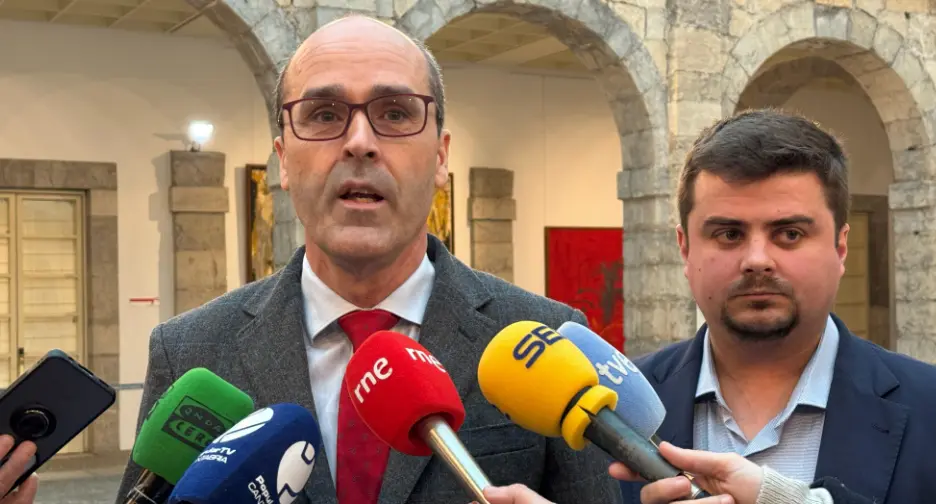 El portavoz del PP destaca que la aprobaci&oacute;n de la Ley de Simplificaci&oacute;n Administrativa "transformar&aacute; Cantabria", subrayando las 20 enmiendas presentadas y la mayor transparencia introducida en la tramitaci&oacute;n de los PSIR.