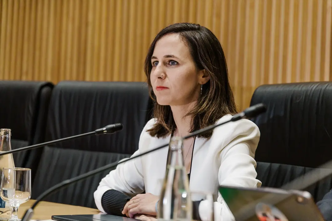 La secretaria general de Podemos, Ione Belarra, tras atender a los medios de comunicaci&oacute;n. / Carlos Luj&aacute;n