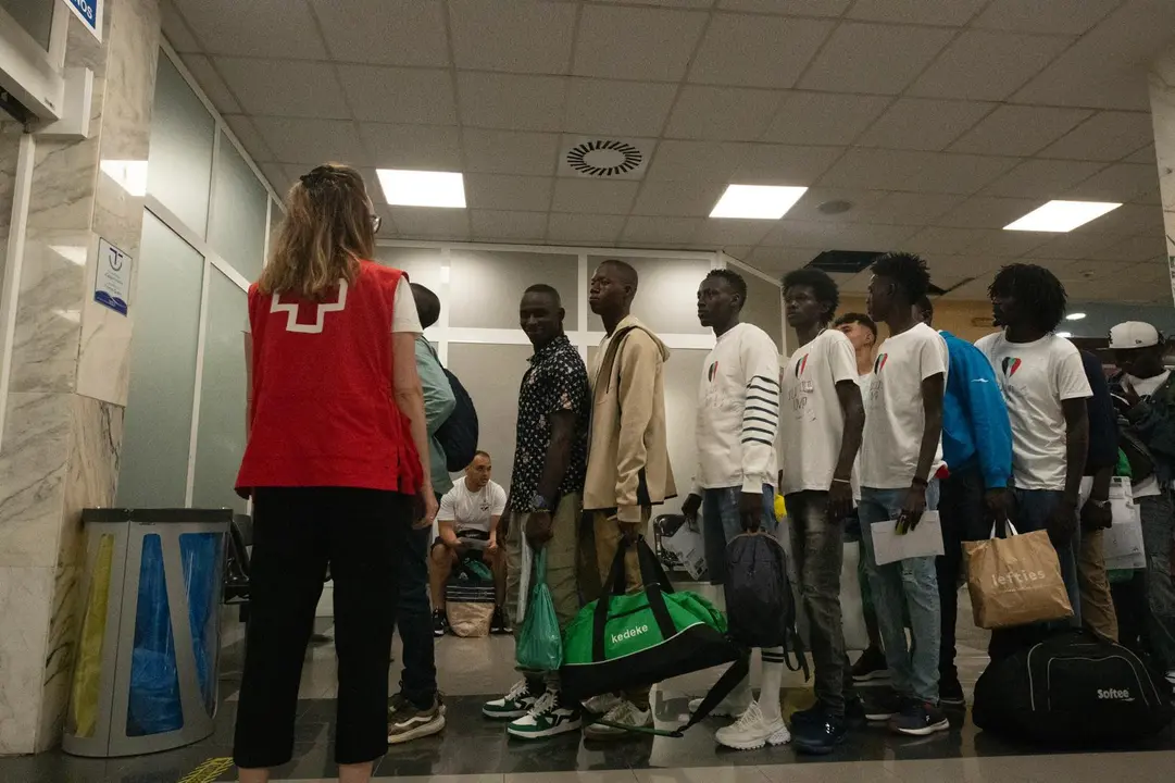Varios migrantes a su salida del Centro de Estancia Temporal de Inmigrantes (CETI). / Antonio Sempere / Archivo