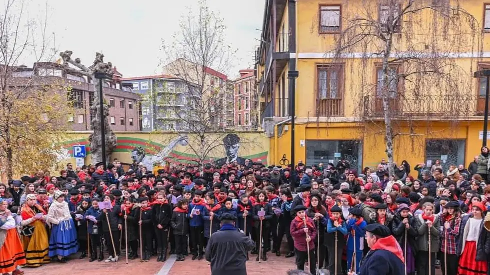 Varios ni&ntilde;os durante la celebraci&oacute;n de las marzas en Torrelavega. / A.E. / Archivo