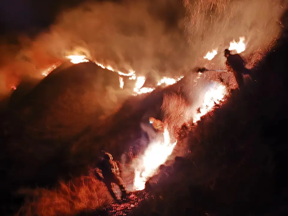 Agentes tratan de acabar con  el fuego. / 112