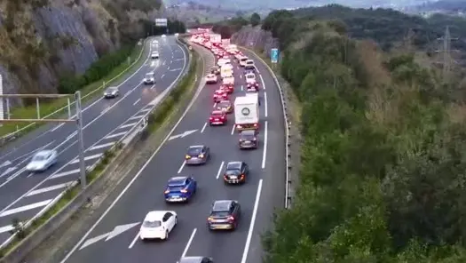 Varios veh&iacute;culos parados en la carretera. / DGT