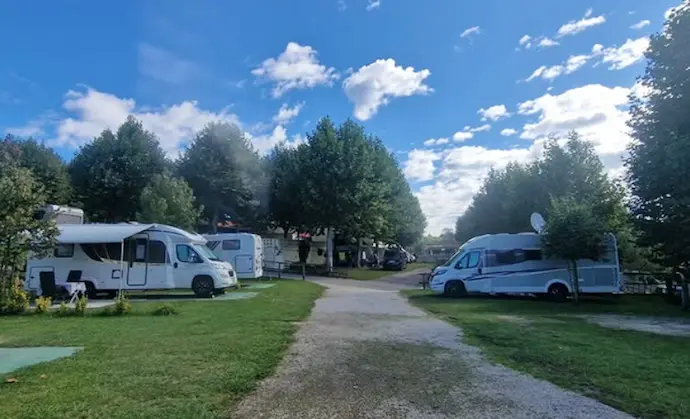Varias autocaravanas en el Camping de Oyambre. / IG