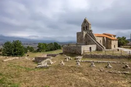 Vista de la Iglesia de Santa Maria en Juliobriga, Campoo de Enmedio, Matamorosa, Cantabria. / A.S.