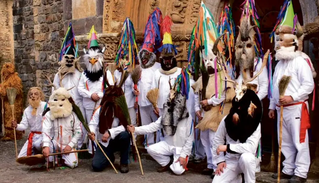 Varias personas disrazadas en el Carnaval de Piasca en ediciones anteriores. / ALERTA