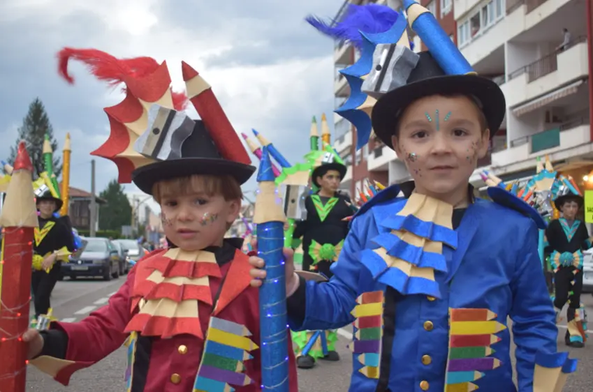 Peque&ntilde;os artistas del carnaval . Dos ni&ntilde;os, con coloridos disfraces inspirados en material de papeler&iacute;a, se desfilan con entusiasmo durante el Carnaval Infantil 2025 de Pi&eacute;lagos , un evento lleno de creatividad y alegr&iacute;a que ha reunido a familias y vecinos en una gran celebraci&oacute;n.