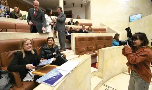 Diputados y asistentes en el Parlamento de Cantabria durante la presentaci&oacute;n de la Ley de Simplificaci&oacute;n Administrativa, en un ambiente distendido antes del inicio de la sesi&oacute;n.