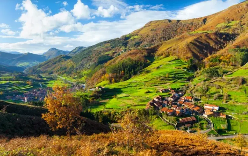 Vista panor&aacute;mica de Carmona, un pintoresco pueblo enclavado en las monta&ntilde;as c&aacute;ntabras, rodeado de verdes valles, bosques y los impresionantes paisajes de la Cordillera Cant&aacute;brica.