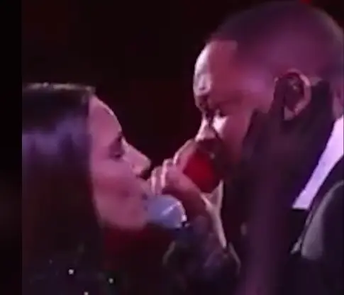 Los cantantes India Mart&iacute;nez y Will Smith durante una presentaci&oacute;n. / Redes sociales