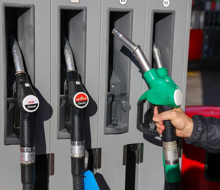 Una persona reposta en una gasolinera. / EP
