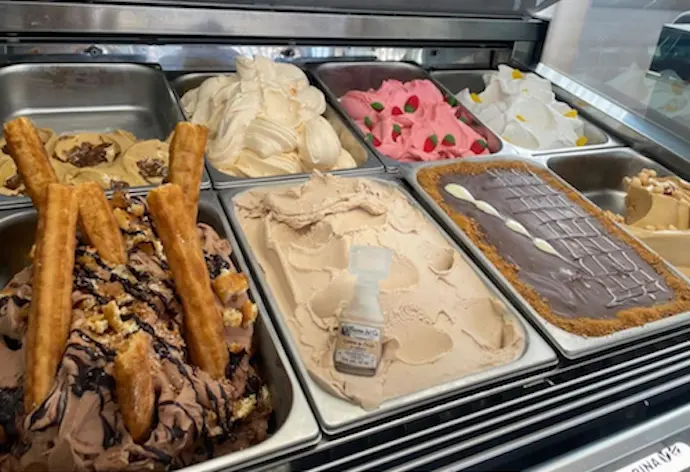 A la izquierda el helado de chocolate con churros. / FB