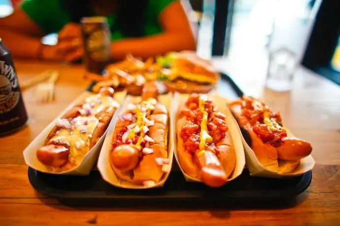 Tres perritos calientes. / A.E