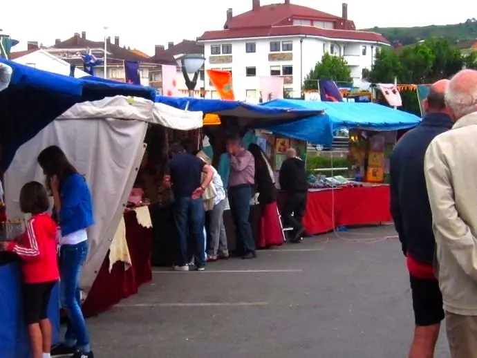 Varias personas en el mercadillo de Cartes. / EP