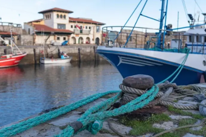 Un barco en Comillas. / A.S.P