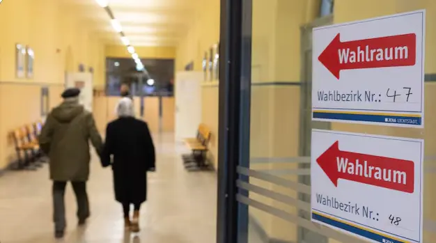 Dos ciudadanos alemanes acuden a un colegio electoral durante las elecciones federales de 2025. La jornada ha estado marcada por una alta participaci&oacute;n y un clima de incertidumbre pol&iacute;tica. / focus.de