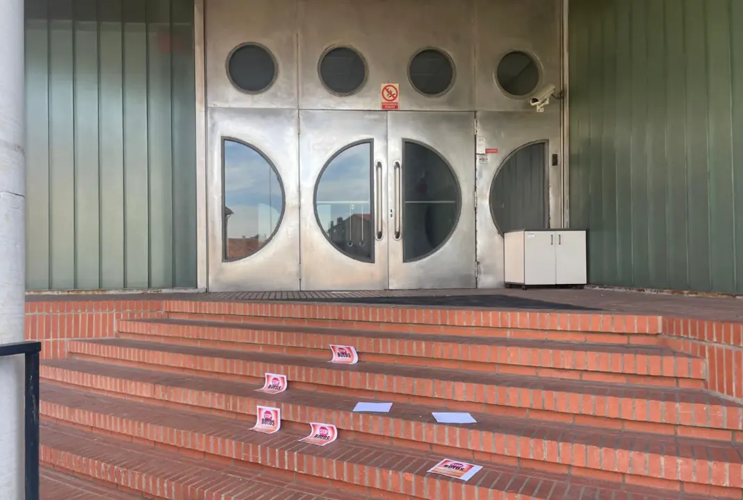 Intimidaci&oacute;n desafiada: Carteles con mensajes de advertencia esparcidos en la entrada de ALERTA, un recordatorio de los retos que enfrentamos para mantener la libertad de prensa y la verdad en nuestra comunidad.