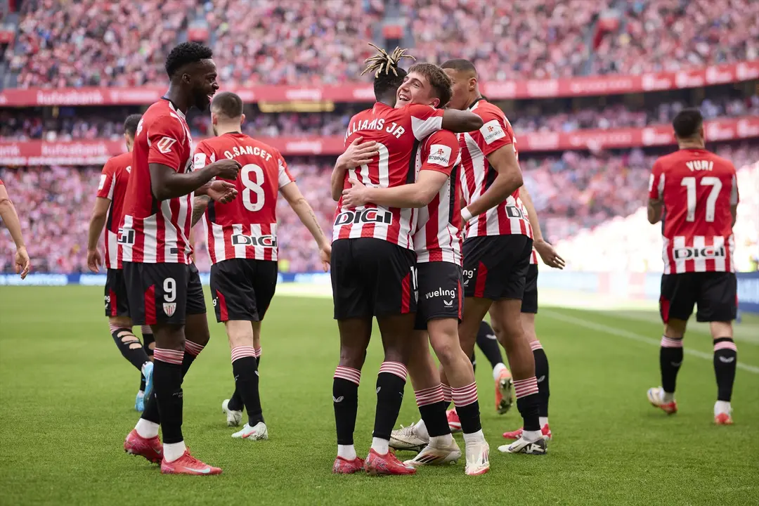 Jugadores del Athletic Club celebran uno de los goles ante el Real Valladolid. / Ricardo Larreina