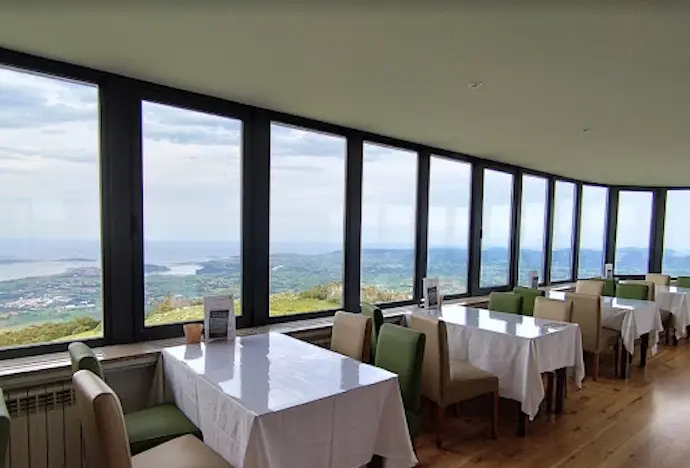La cafeter&iacute;a Pe&ntilde;a Cabarga en Heras. / A.E