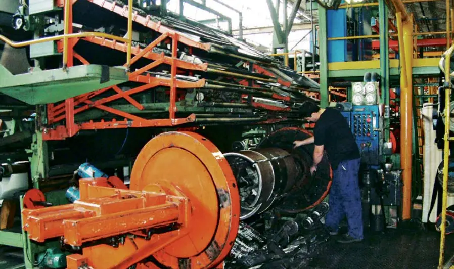 Un empleado trabajando en la planta de Bridgestone en Puente San Miguel. / aLERTa (aRChivo)