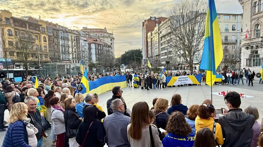 Manifestaci&oacute;n en Santander en apoyo a Ucrania, con la participaci&oacute;n de cerca de 300 personas. La concentraci&oacute;n, realizada en la Plaza del Ayuntamiento, incluy&oacute; la exhibici&oacute;n de banderas ucranianas, velas en memoria de las v&iacute;ctimas y la lectura de un manifiesto pidiendo el fin de la guerra.