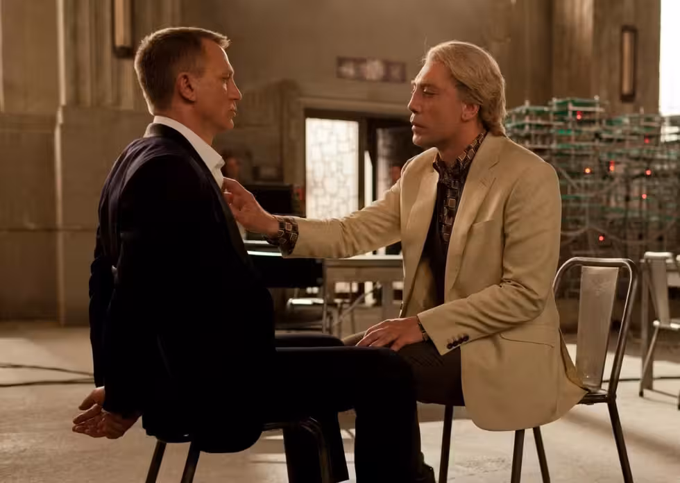La ic&oacute;nica escena de Javier Bardem en 'skyfall' marc&oacute; un antes y un despu&eacute;s. / Redes Sociales