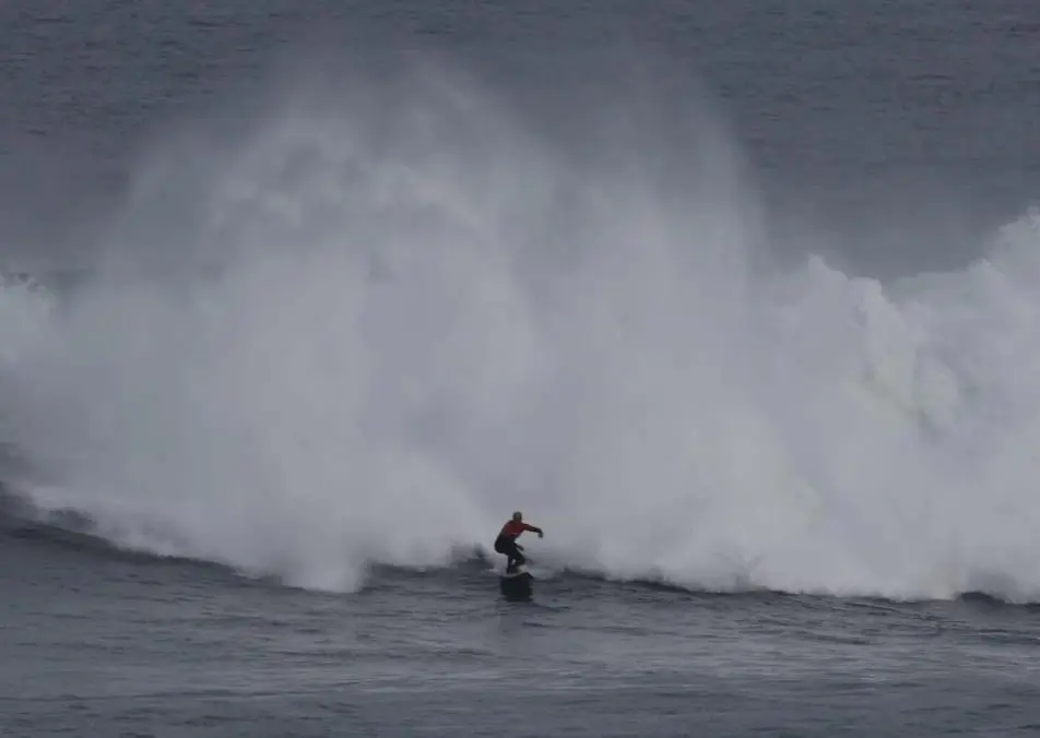 Uno de los surfistas durante la competici&oacute;n. / X