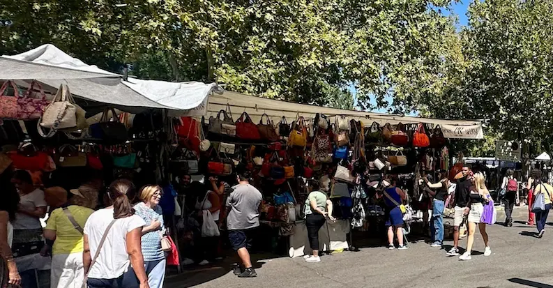 Varias personas pasean cerca de unos puestos del mercadillo. / EP