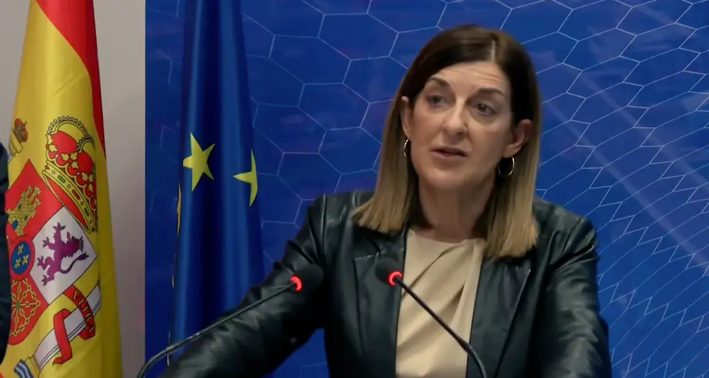 La presidenta de Cantabria, Mar&iacute;a Jos&eacute; S&aacute;enz de Buruaga, durante una comparecencia en la que expresa su rechazo a la propuesta de condonaci&oacute;n de deuda del Gobierno central, argumentando que la medida perjudicar&iacute;a a la comunidad aut&oacute;noma.