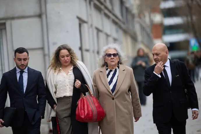 La empresaria, Carmen Pano(2d), llega a declarar al Tribunal Supremo, a 25 de febrero de 2025, en Madrid (Espa&ntilde;a). El instructor el &lsquo;caso Koldo&rsquo; en el Tribunal Supremo (TS), Leopoldo Puente, ha citado a 17 testigos que declarar&aacute;n entre hoy y el 5 de abril. Entre los convocados est&aacute;n la empresaria Carmen Pano, que dijo haber entregado 90.000 euros en met&aacute;lico en la sede del PSOE; el exsubsecretario de Transportes, Jes&uacute;s Manuel G&oacute;mez o el presunto socio de Aldama, Claudio Rivas. leer menos

Firma: Jes&uacute;s Hell&iacute;n / Europa Press