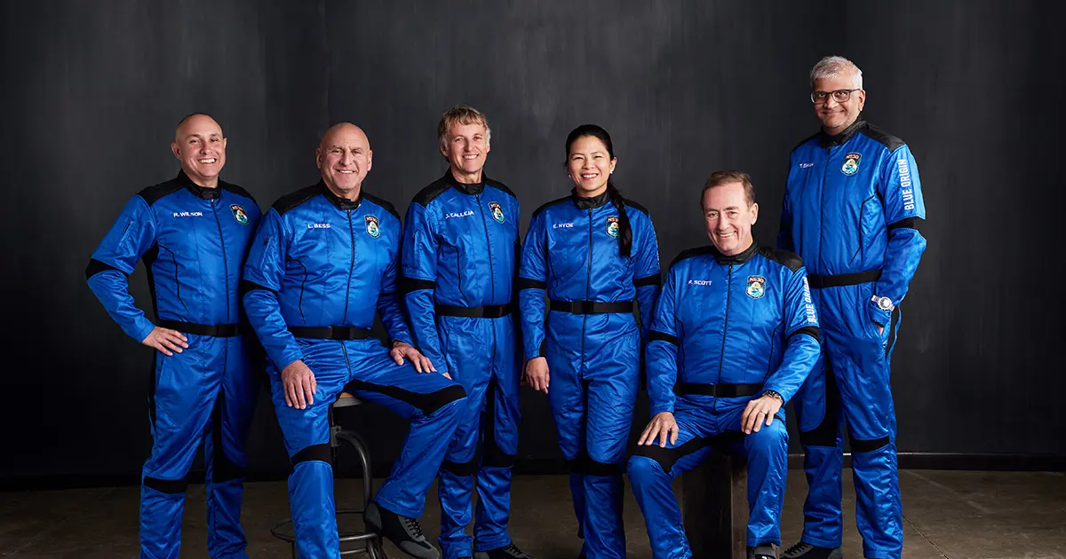 Jes&uacute;s Calleja junto a las personas que le acompa&ntilde;ar&aacute;n en el viaje al espacio. / Blue Origin