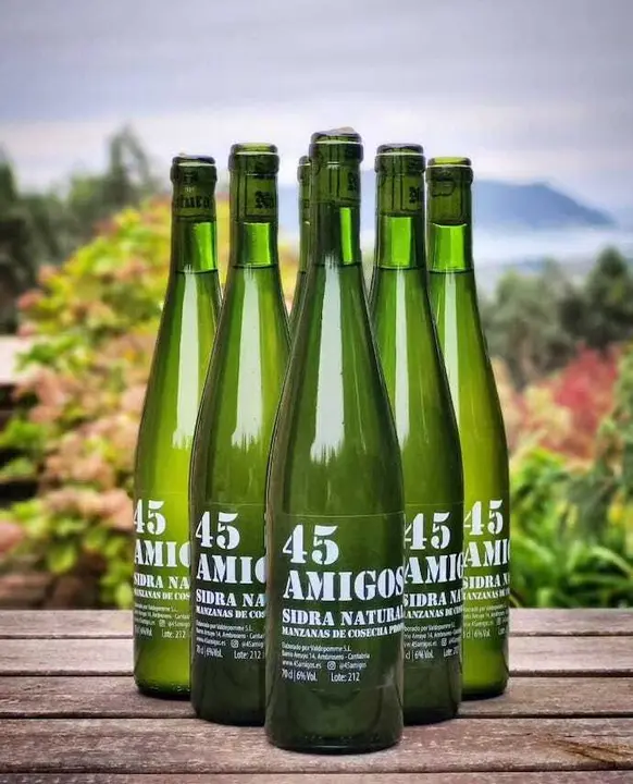 Botellas de sidra natural 45 Amigos, elaborada de manera artesanal en Cantabria con manzanas de cosecha propia.