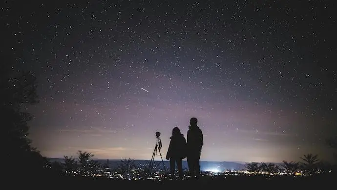 Dos personas con un telescopio. / A.E