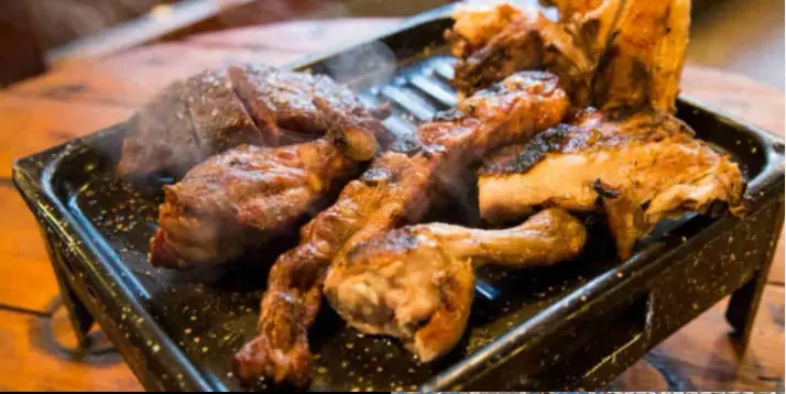 Una de las parrillas que tiene el asador. / IG