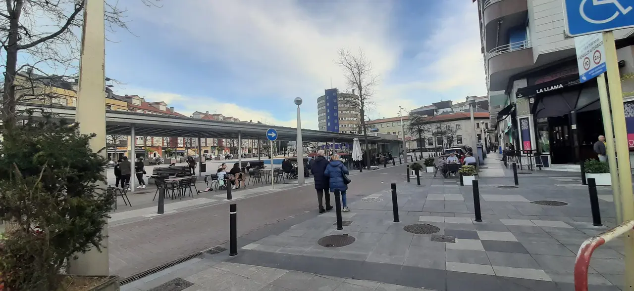 Varias personas caminando por la plaza de la Llama. / S.D.
