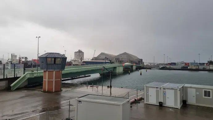 El puente que se abre en Santander. / A.E
