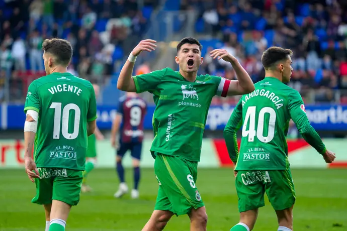 El conjunto c&aacute;ntabro, celebra un gol en Ipurua. / RRC