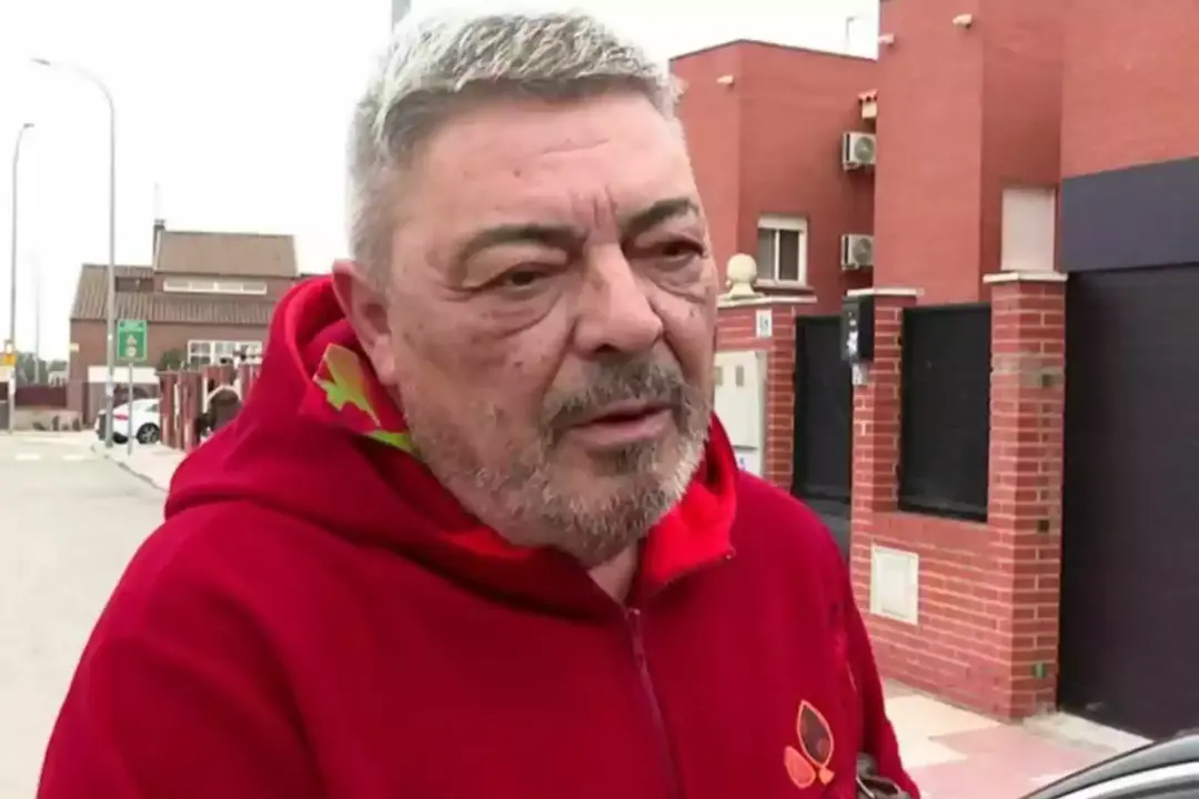 Antonio Canales vive un tenso momento con los reporteros. / EP